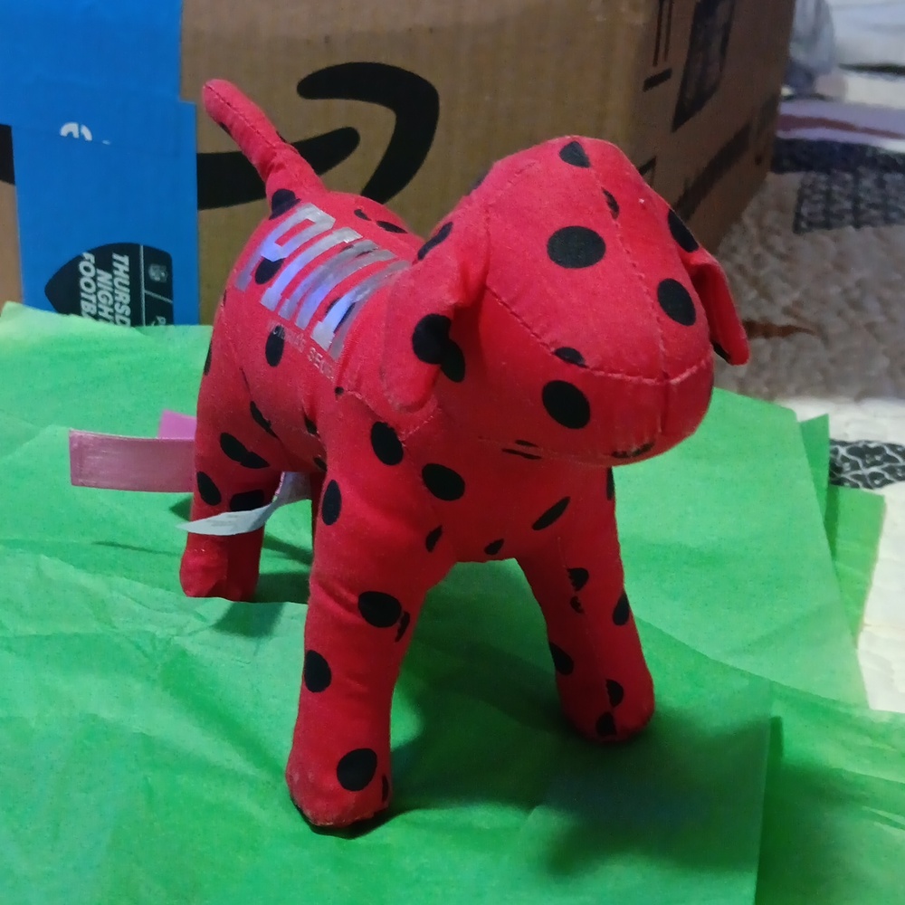 Adorable polka dot vs puppy!🐶!